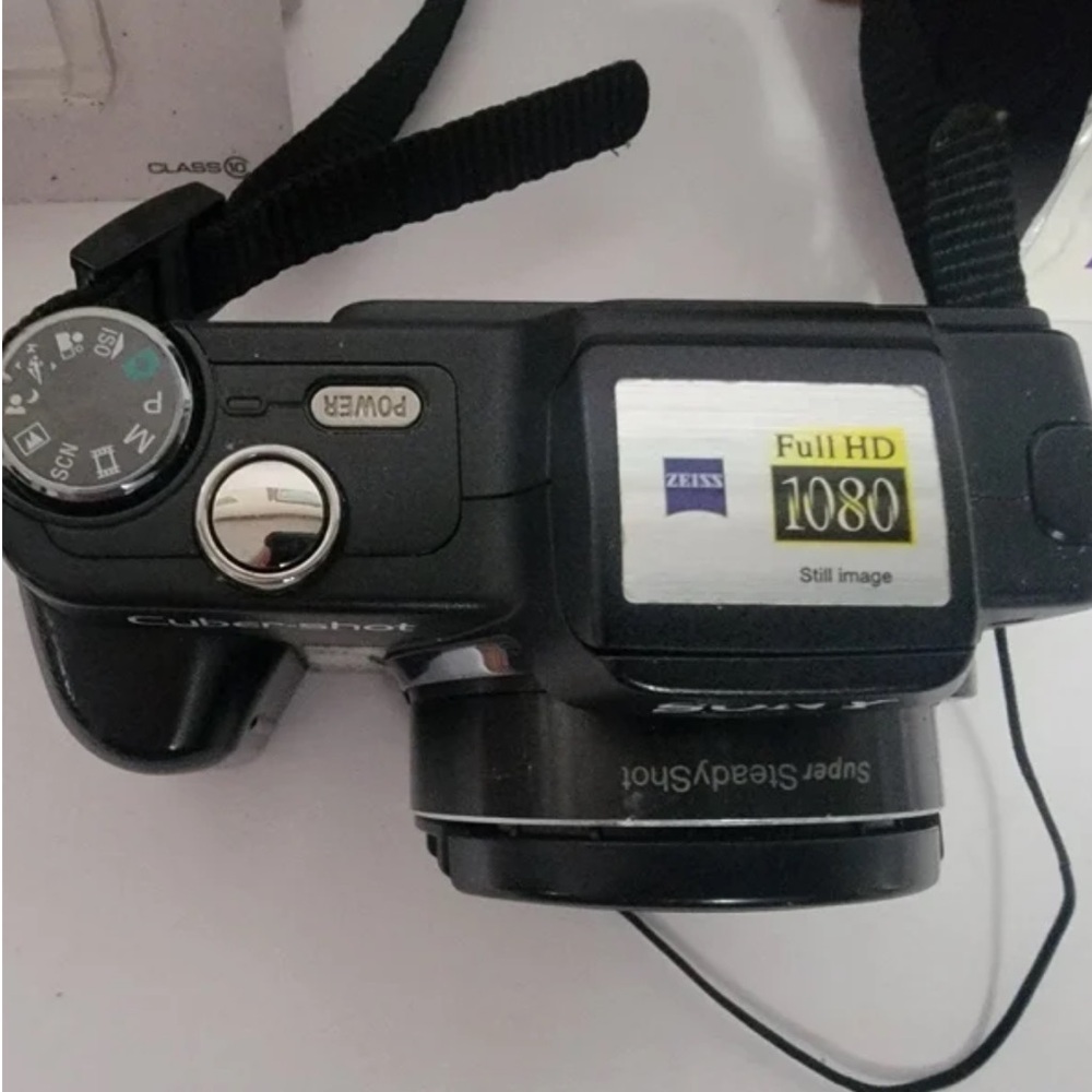 Sony Cyber-shot Digital Camera Black - Picture 3 of 10